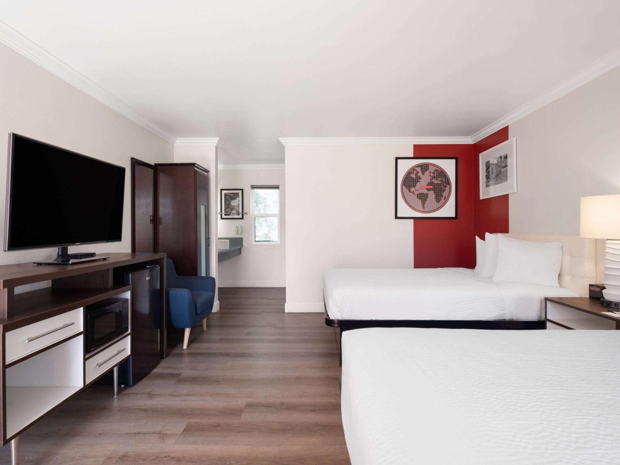 Ramada By Wyndham San Diego Poway Miramar Exterior photo