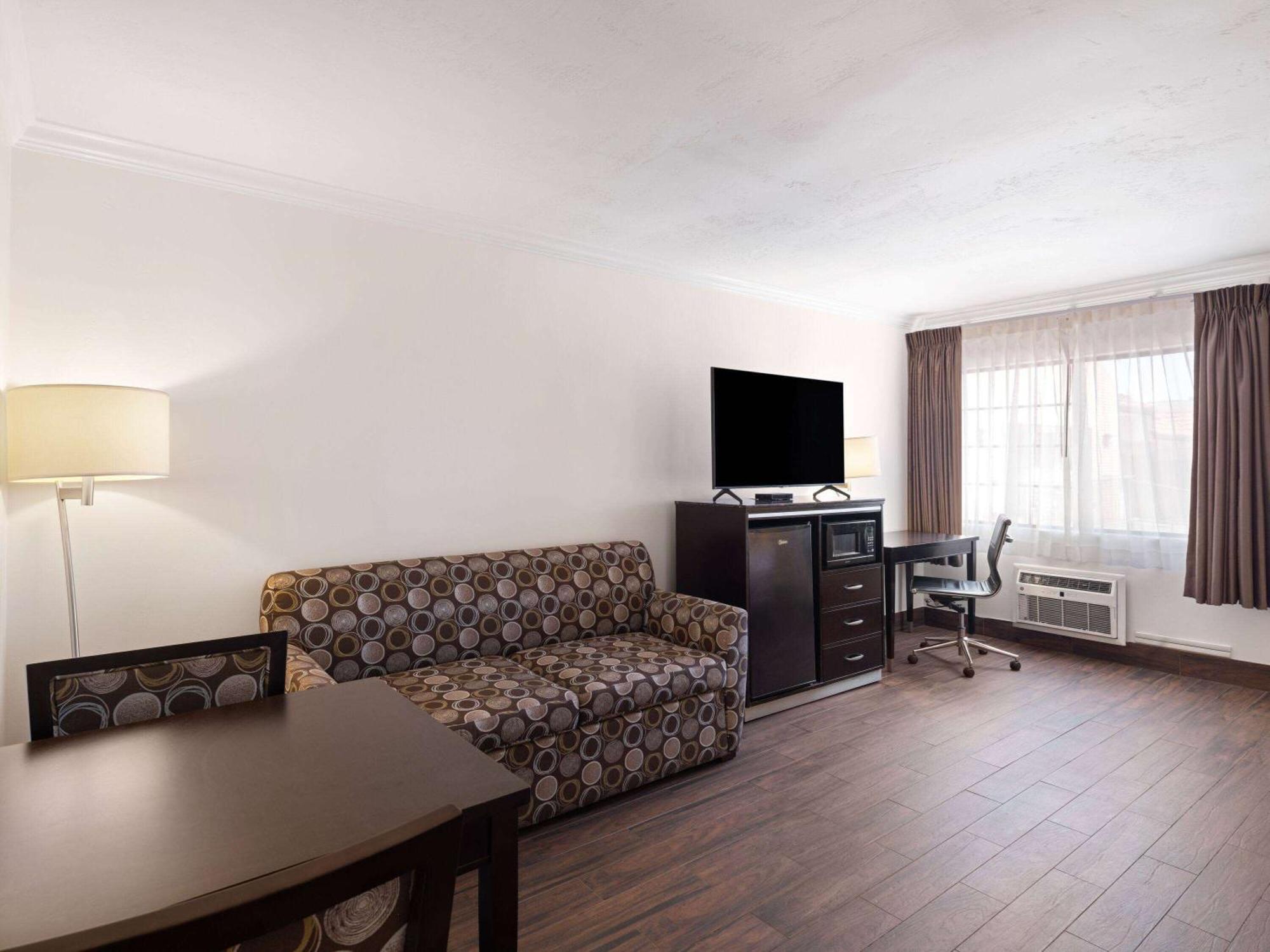 Ramada By Wyndham San Diego Poway Miramar Exterior photo