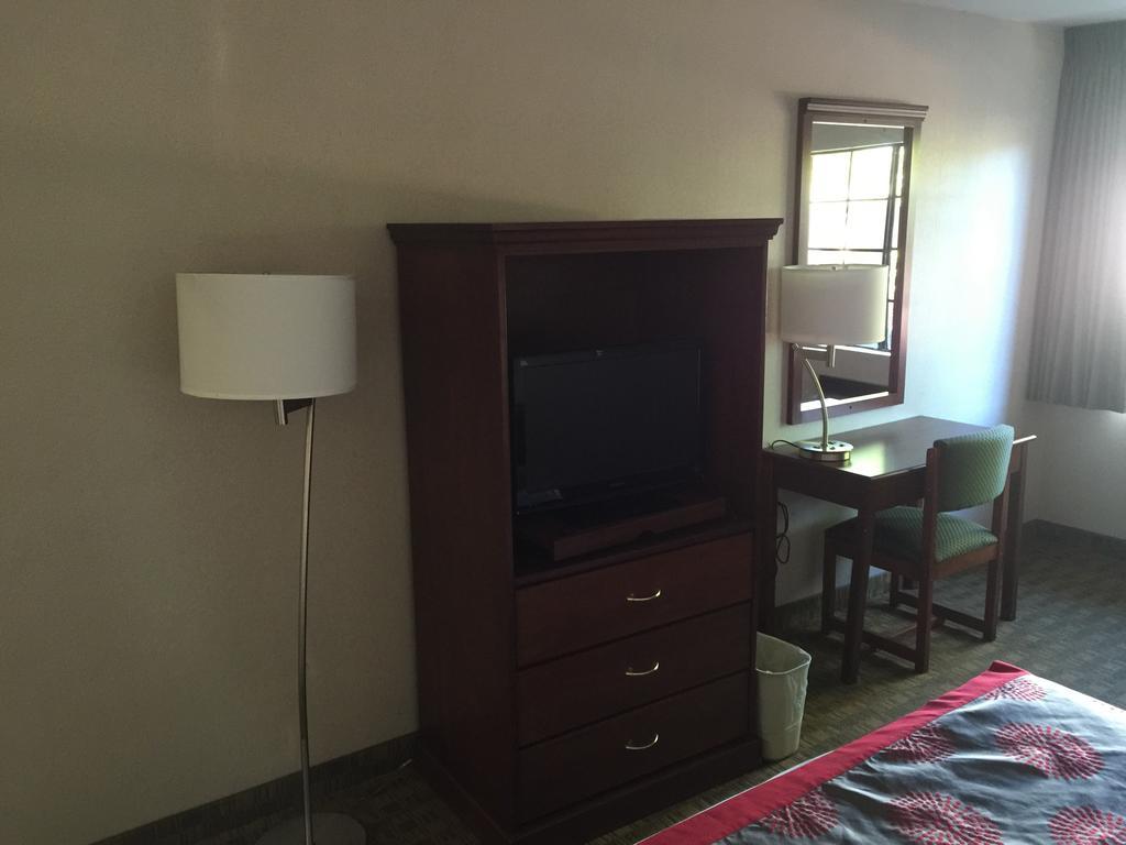 Ramada By Wyndham San Diego Poway Miramar Exterior photo